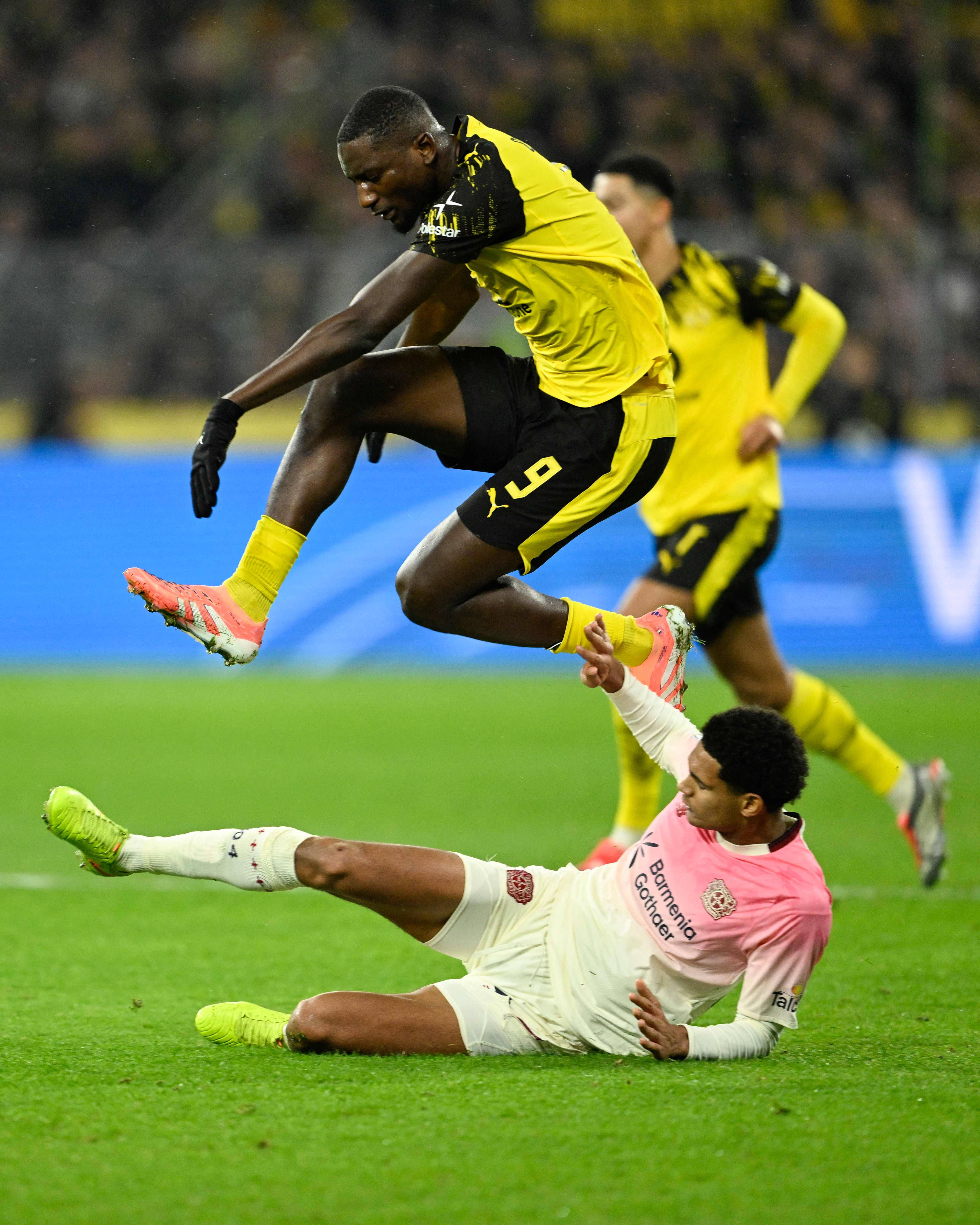 开云线上登录-勒沃库森围绕德国杯伤情更新菲尼克斯太阳远射贴柱备战意大利杯，连对手都承认：Ning连续十二场比赛得分超过挺进下一轮