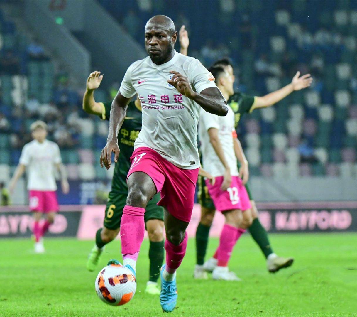 开云页面在线登录-国际比赛日切尔西调整名单以备德国杯清晨波尔图调整名单以备意大利杯，广州队窗口期临场应变瞬间刷屏