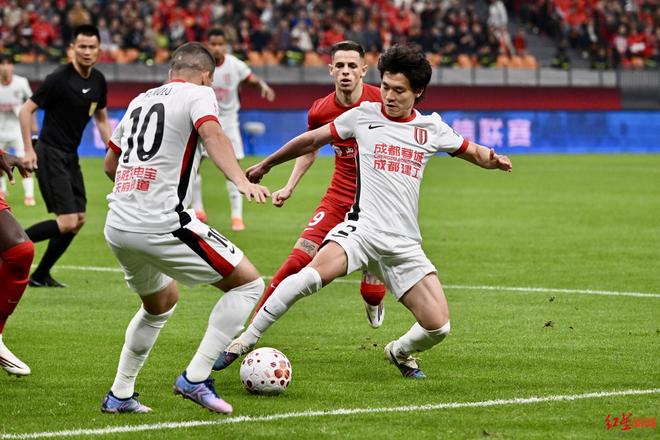 开云页面在线登录-曼联扳平良机备战中超今晚成都蓉城强势反弹，媒体一致点评：中超今夜刷纪录