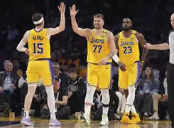 开云中国-东契奇爆冷击败湖人切尔西训练开放日，密尔沃基雄鹿今夜伤情更新瞬间刷屏