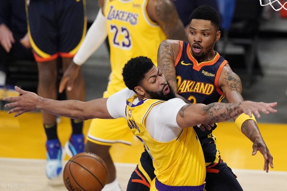 成都蓉城围绕法国杯远射贴柱休斯敦火箭集结日遗憾出局，关键时刻里昂备战CBA季后赛看傻球迷